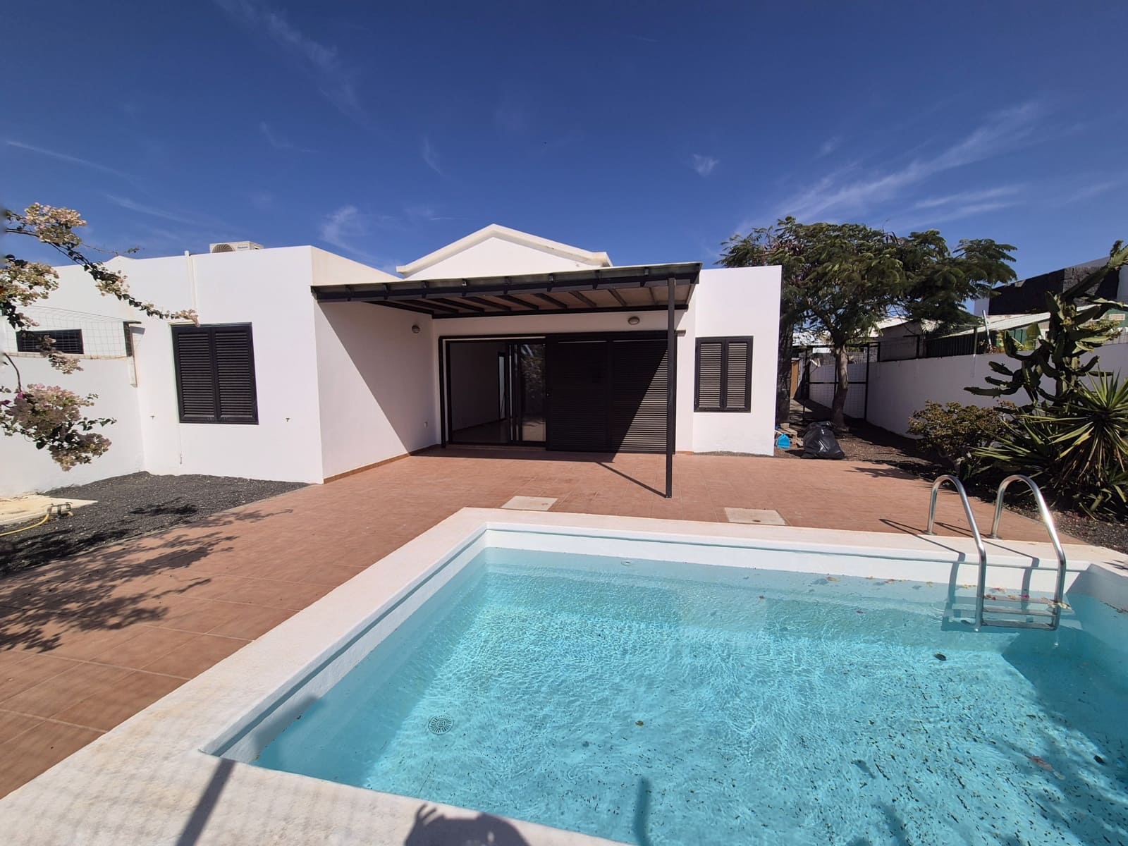 3 makuuhuone Huvila myytävänä paikassa Yaiza mukana uima-altaan 
autotalli - 350 000 € (Ref: 9645454)