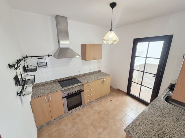 3 makuuhuone Huvila myytävänä paikassa Yaiza mukana uima-altaan 
autotalli - 350 000 € (Ref: 9645454)