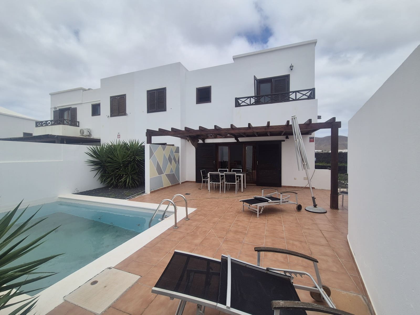 3 bedroom Villa for sale in Yaiza with pool garage - € 395,000 (Ref: 9657870)