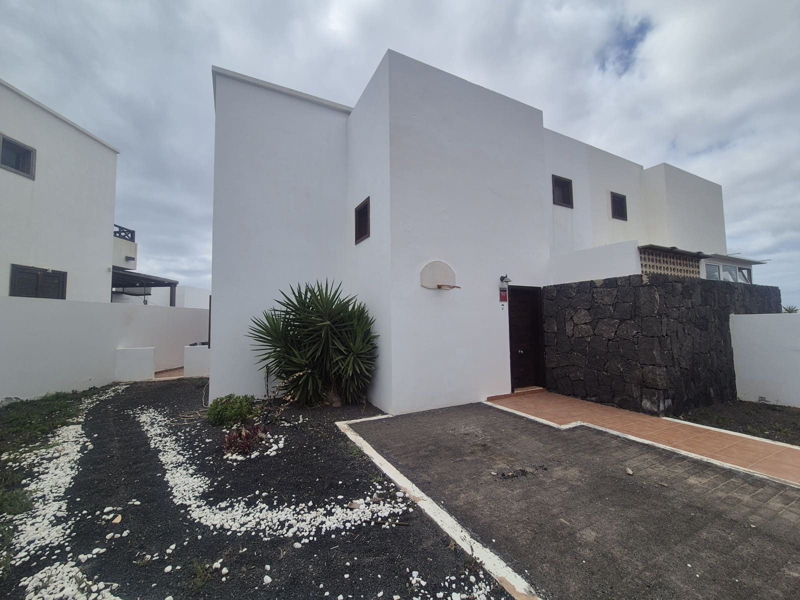 3 bedroom Villa for sale in Yaiza with pool garage - € 395,000 (Ref: 9657870)