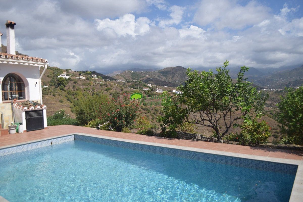 3 bedroom Finca/Country House for sale in Torrox with pool garage - € 549,000 (Ref: 10067171)