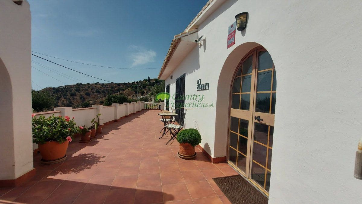 3 bedroom Finca/Country House for sale in Torrox with pool garage - € 549,000 (Ref: 10067171)