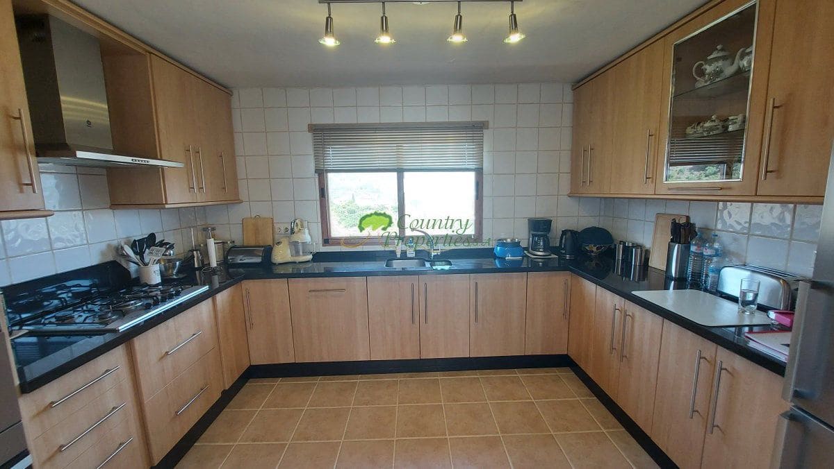 3 bedroom Finca/Country House for sale in Torrox with pool garage - € 549,000 (Ref: 10067171)