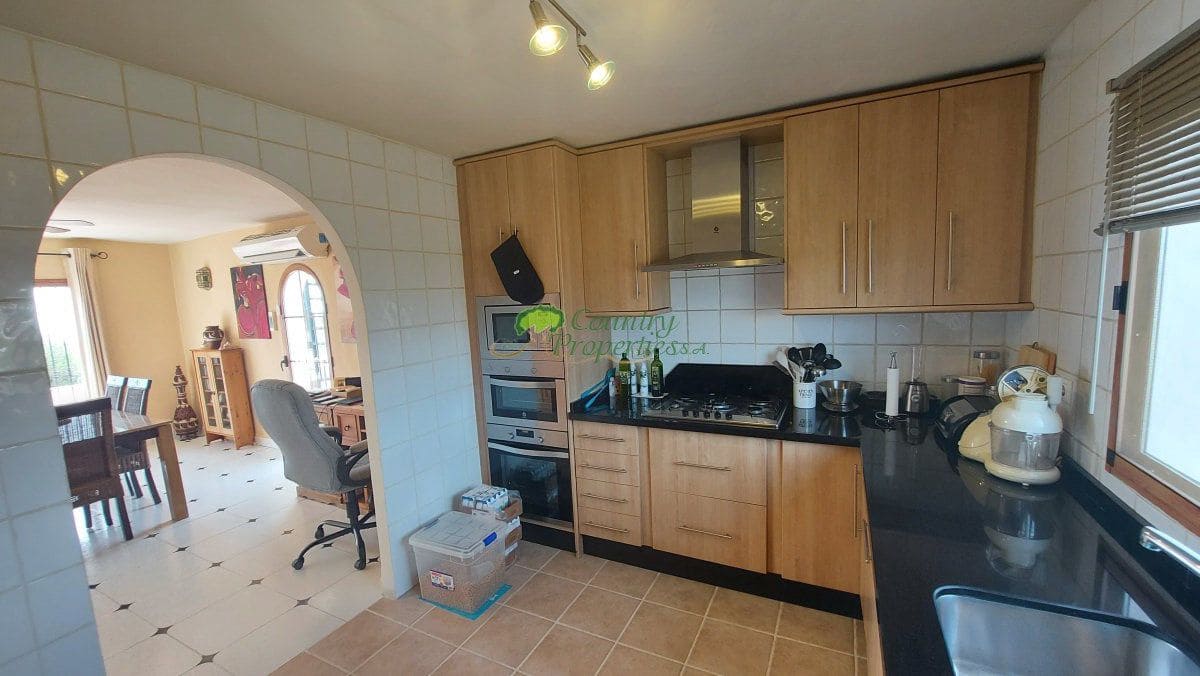 3 bedroom Finca/Country House for sale in Torrox with pool garage - € 549,000 (Ref: 10067171)