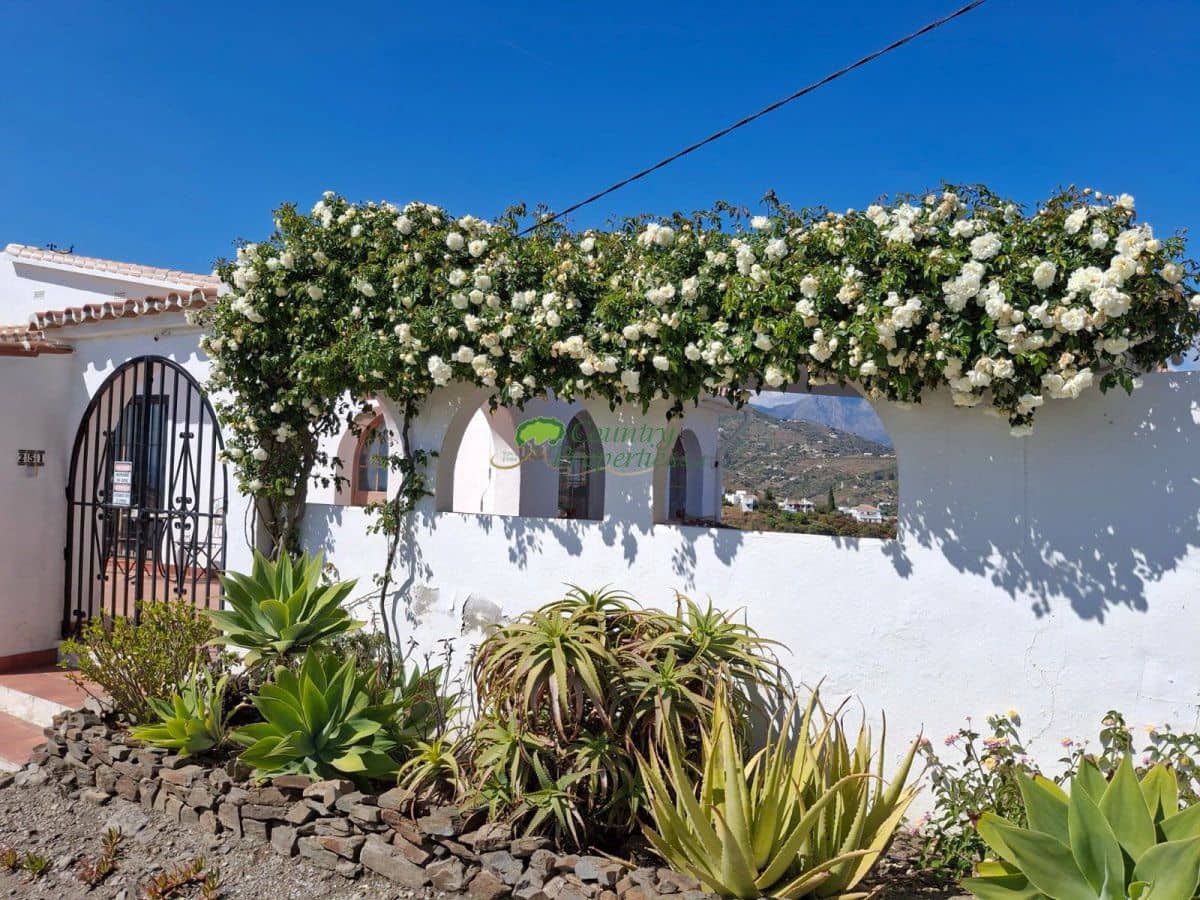 3 bedroom Finca/Country House for sale in Torrox with pool garage - € 549,000 (Ref: 10067171)