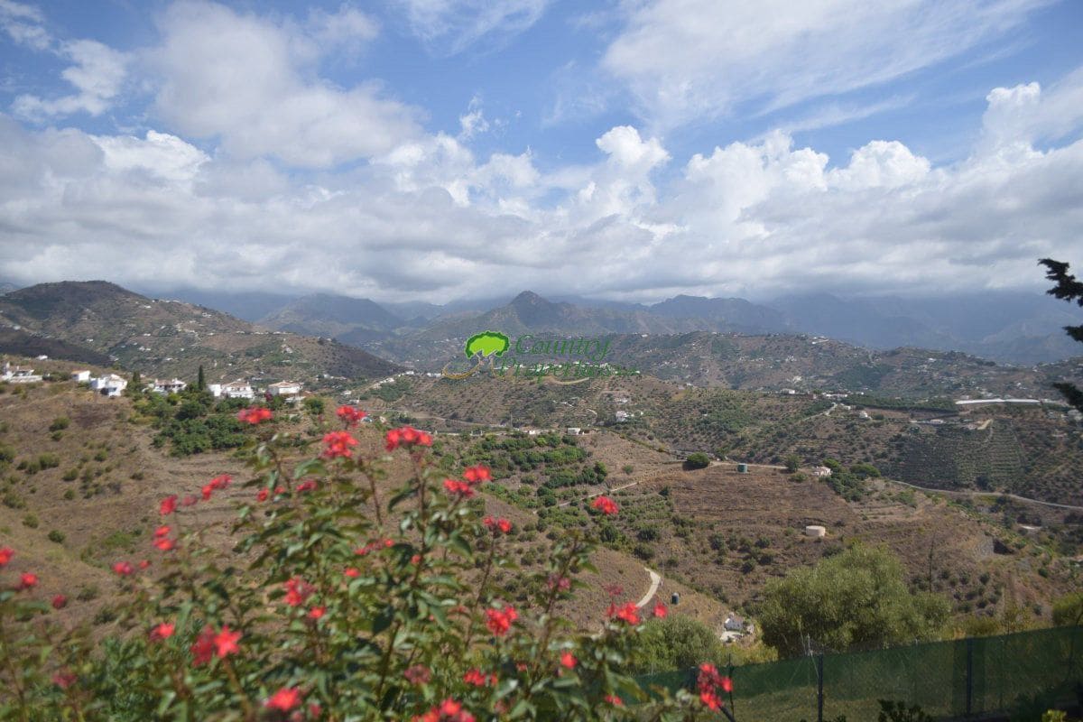 3 bedroom Finca/Country House for sale in Torrox with pool garage - € 549,000 (Ref: 10067171)