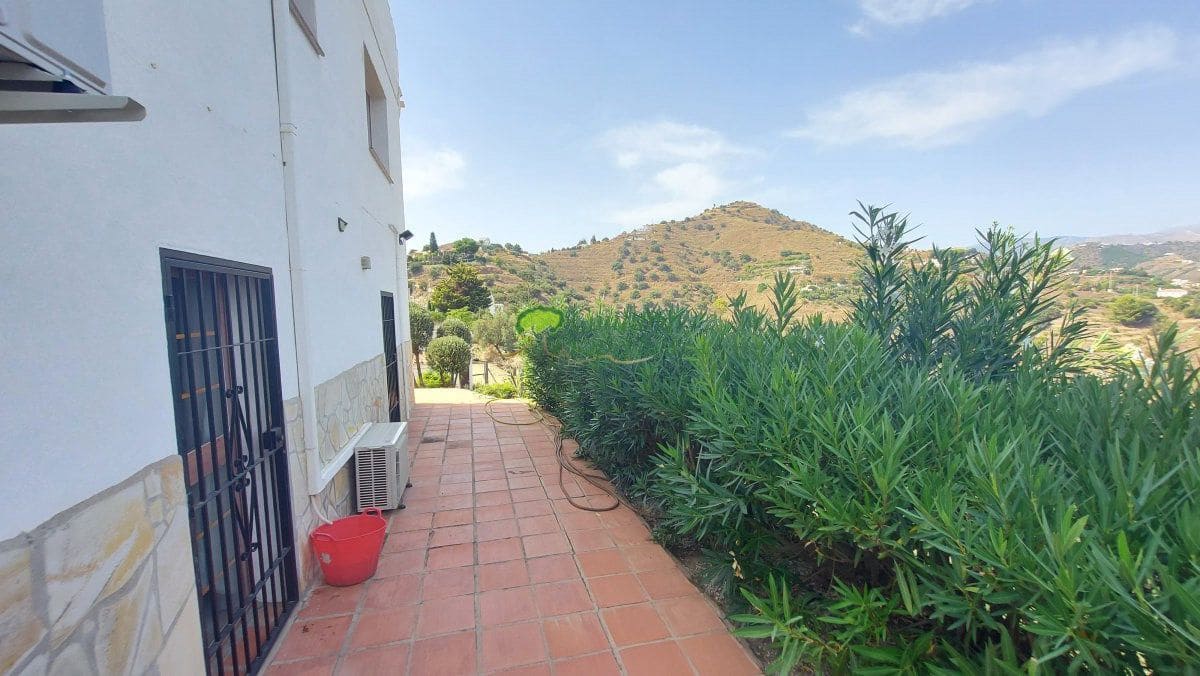3 bedroom Finca/Country House for sale in Torrox with pool garage - € 549,000 (Ref: 10067171)