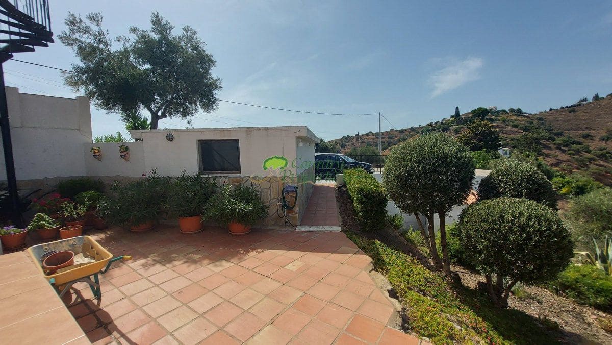 3 bedroom Finca/Country House for sale in Torrox with pool garage - € 549,000 (Ref: 10067171)