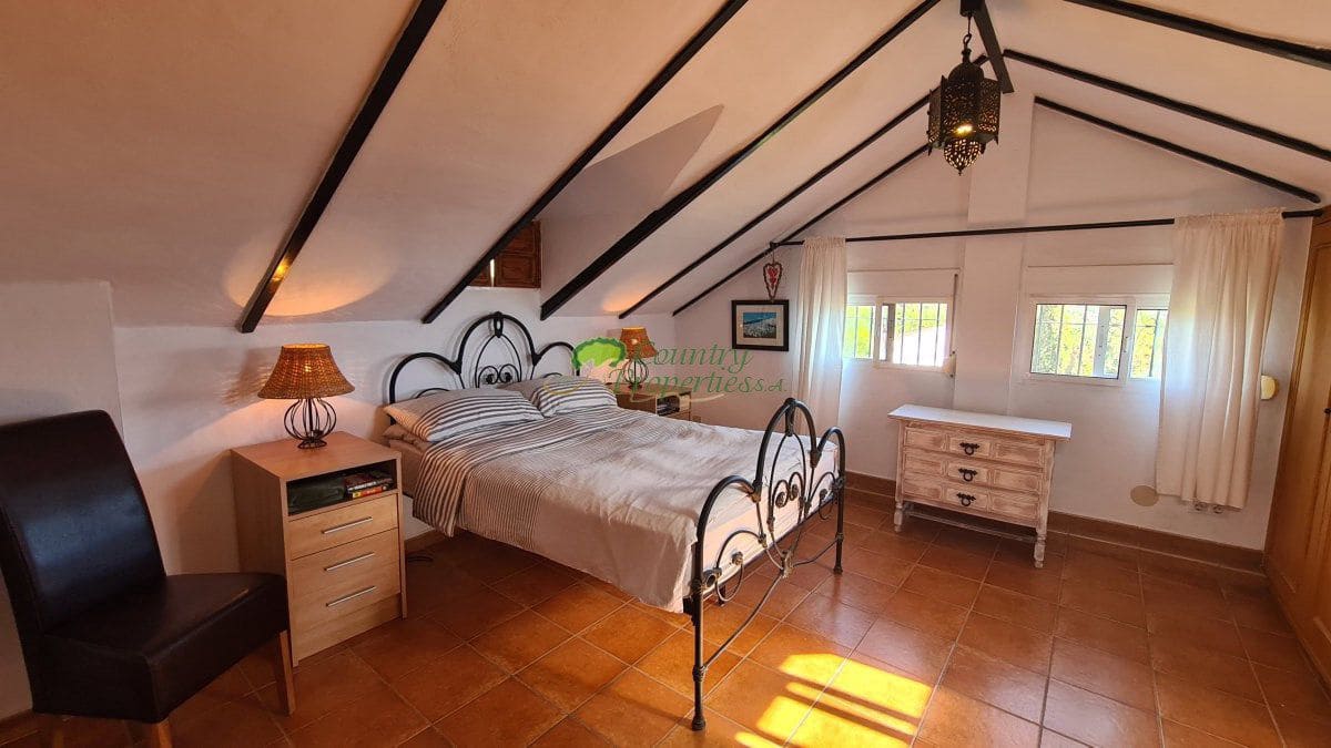 4 makuuhuone Maalaistalo myytävänä paikassa Canillas de Albaida mukana uima-altaan - 449 000 € (Ref: 10123521)