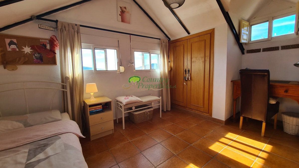 4 makuuhuone Maalaistalo myytävänä paikassa Canillas de Albaida mukana uima-altaan - 449 000 € (Ref: 10123521)