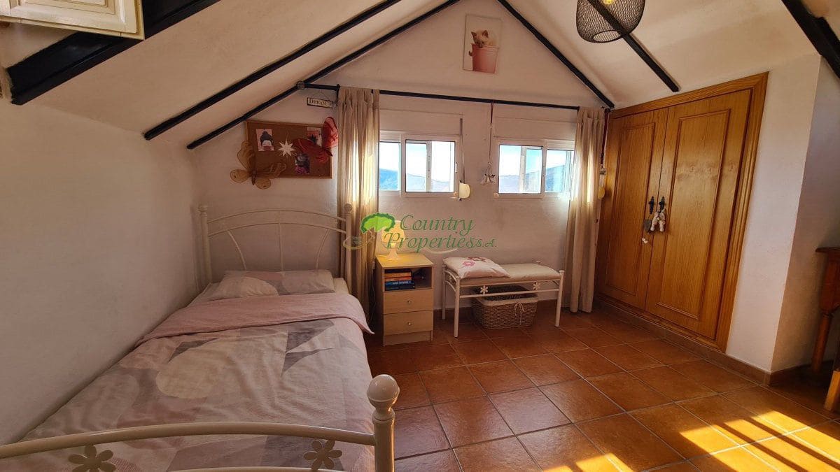4 makuuhuone Maalaistalo myytävänä paikassa Canillas de Albaida mukana uima-altaan - 449 000 € (Ref: 10123521)