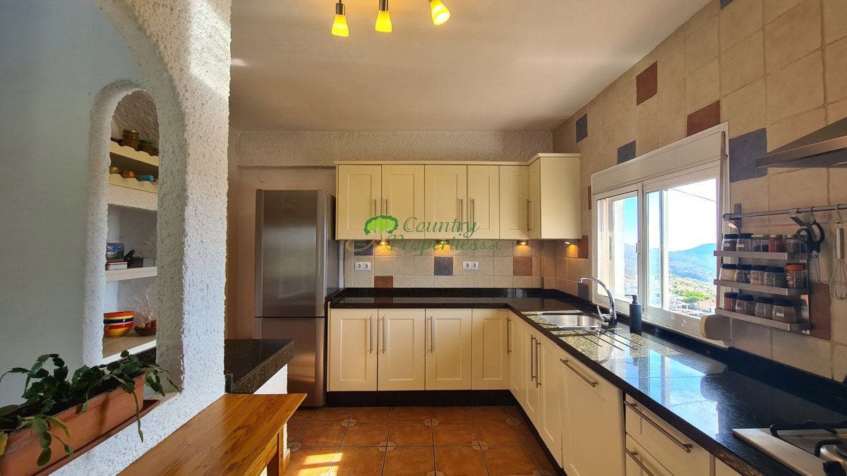 4 makuuhuone Maalaistalo myytävänä paikassa Canillas de Albaida mukana uima-altaan - 449 000 € (Ref: 10123521)
