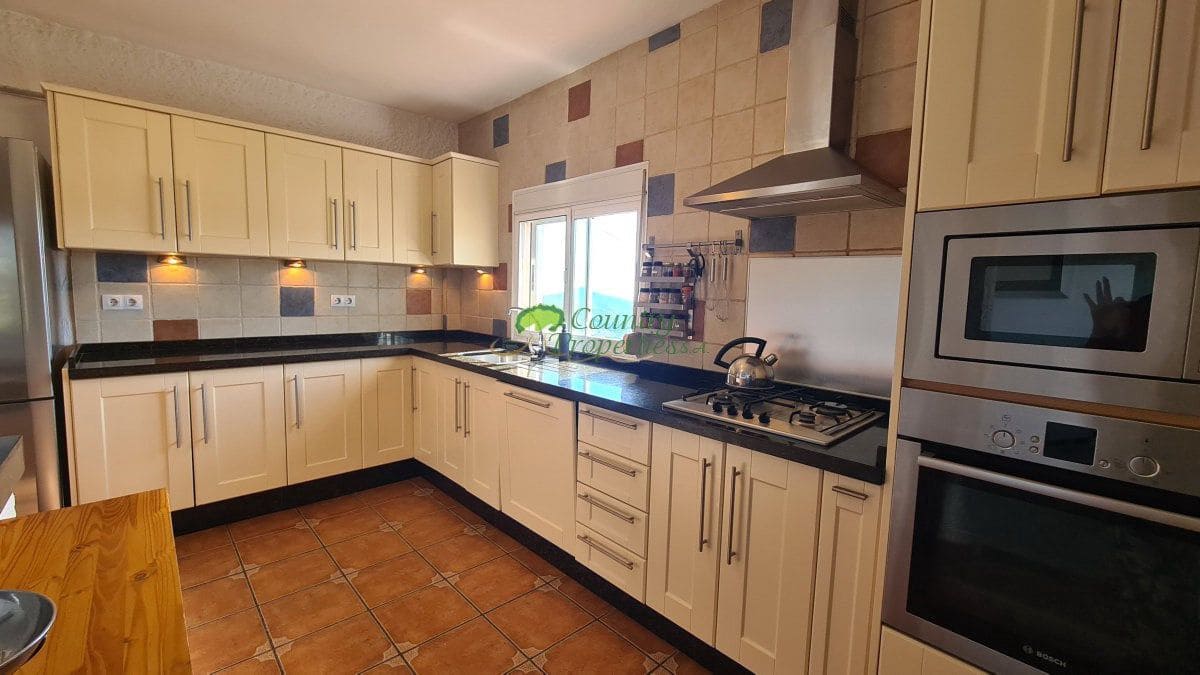 4 makuuhuone Maalaistalo myytävänä paikassa Canillas de Albaida mukana uima-altaan - 449 000 € (Ref: 10123521)