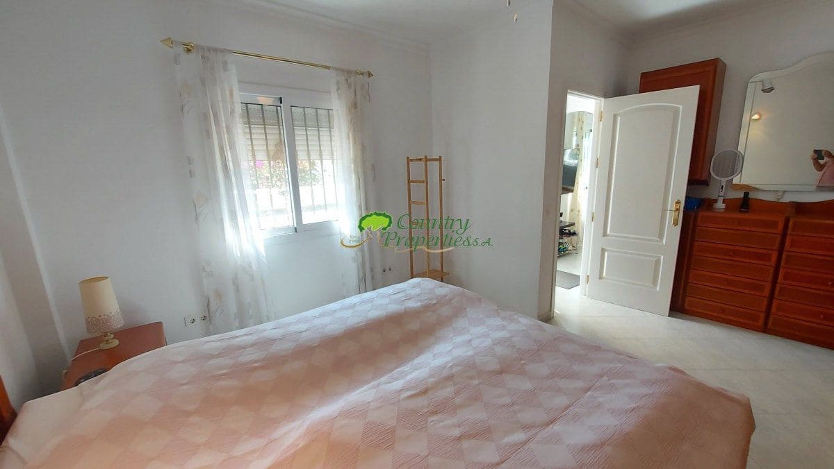3 sypialnia Finka/Dom wiejski na sprzedaż w Torrox z basenem garażem - 429 000 € (Ref: 10146332)