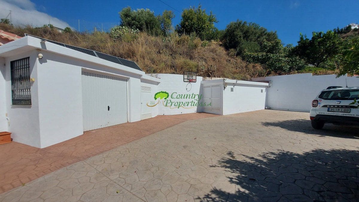3 sypialnia Finka/Dom wiejski na sprzedaż w Torrox z basenem garażem - 429 000 € (Ref: 10146332)