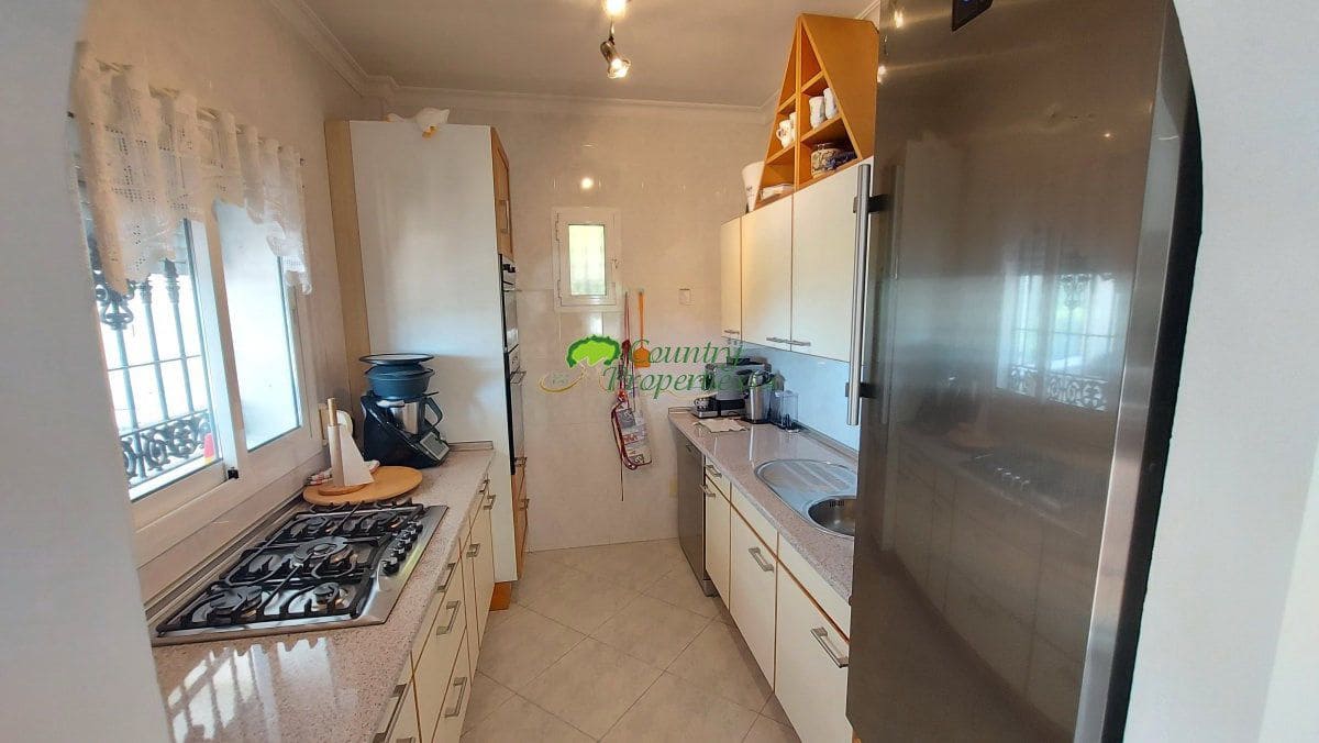 3 sypialnia Finka/Dom wiejski na sprzedaż w Torrox z basenem garażem - 429 000 € (Ref: 10146332)