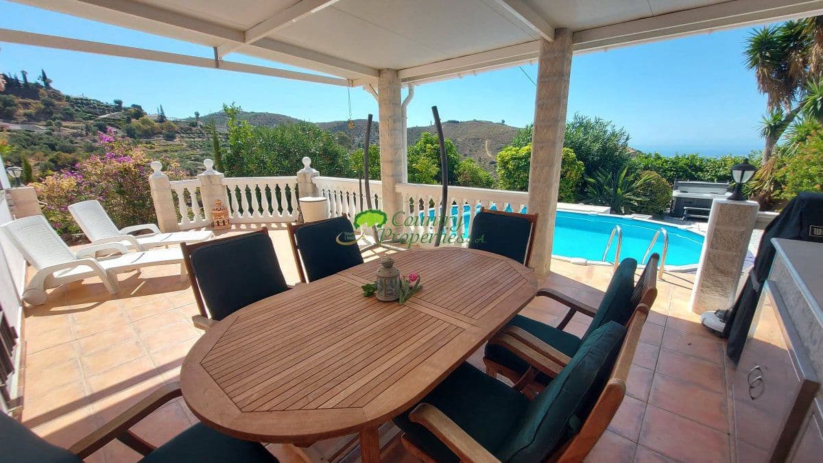 3 sypialnia Finka/Dom wiejski na sprzedaż w Torrox z basenem garażem - 429 000 € (Ref: 10146332)