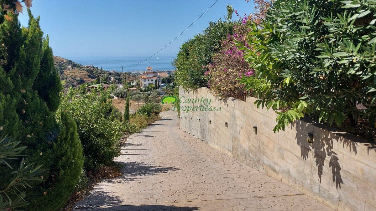 3 sypialnia Finka/Dom wiejski na sprzedaż w Torrox z basenem garażem - 429 000 € (Ref: 10146332)