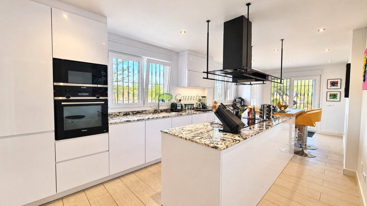 5 sypialnia Finka/Dom wiejski na sprzedaż w Competa z basenem garażem - 790 000 € (Ref: 10159123)