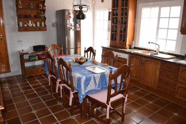 4 slaapkamer Villa te koop in Caleta de Vélez, Vélez-Málaga met garage - € 375.000 (Ref: 5220459)