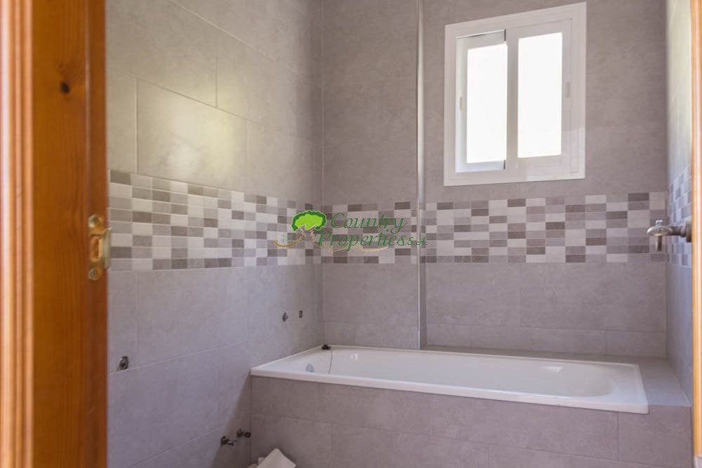 3 soverom Hus til salgs i Competa med garasje - € 189 000 (Ref: 5656696)