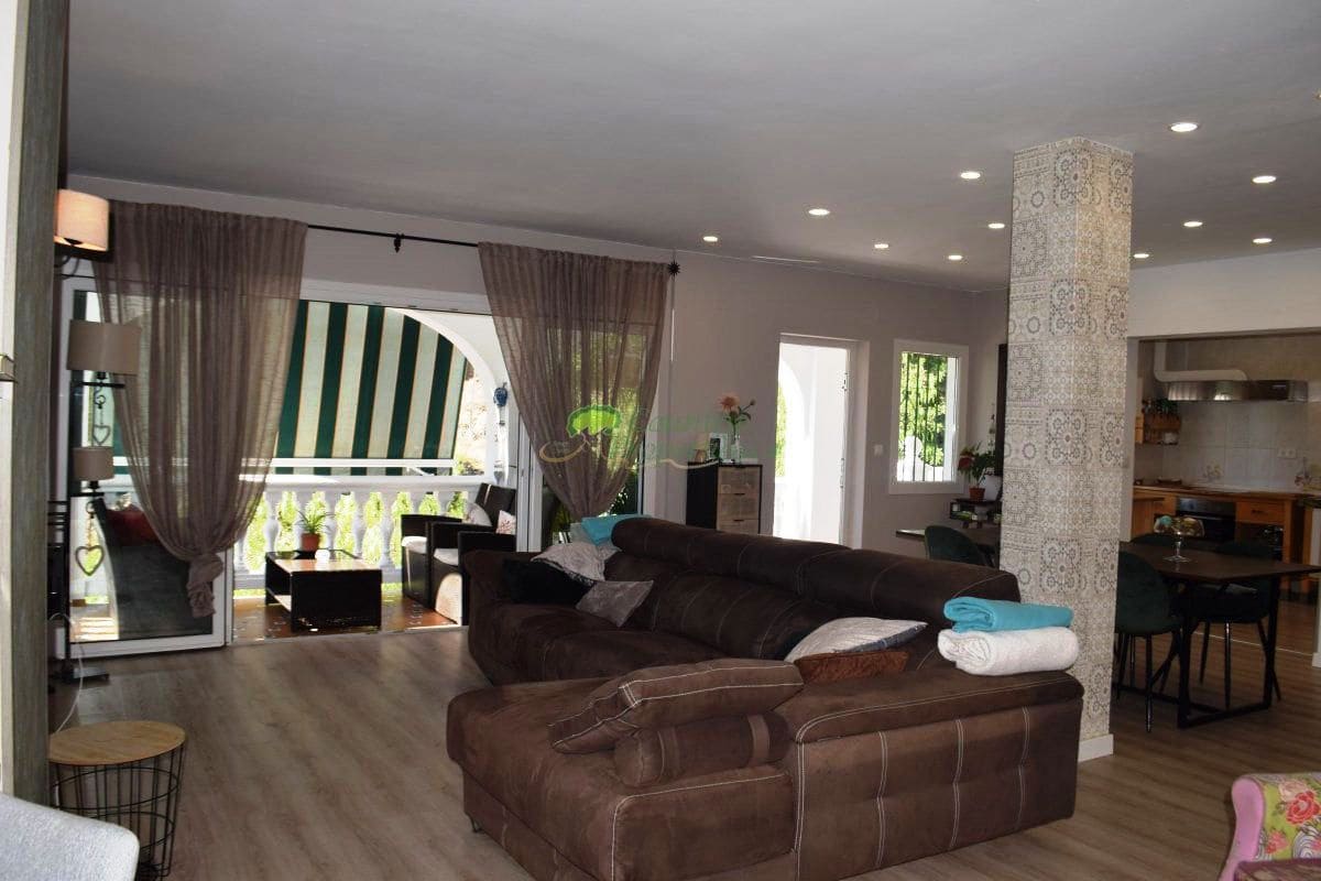 Casa de 4 habitaciones en Cómpeta en venta - 365.000 € (Ref: 6317577)