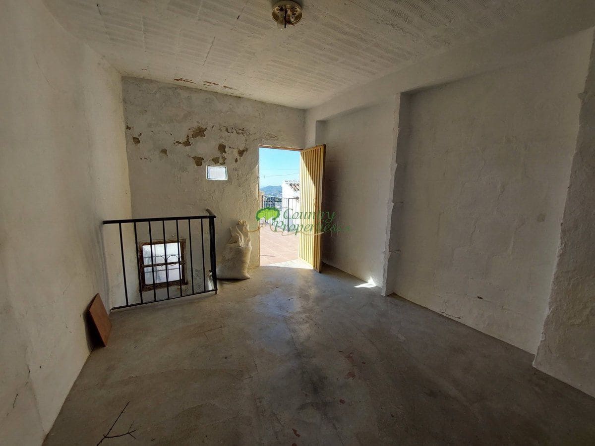 Casa de 7 habitaciones en Cómpeta en venta - 210.000 € (Ref: 6439179)