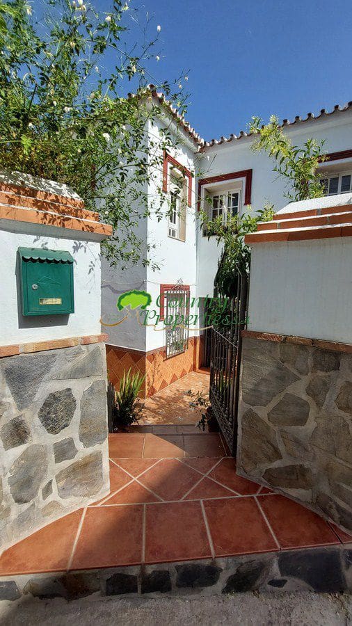 4 bedroom Apartment for sale in Sayalonga with garage - € 230,000 (Ref: 7743325)