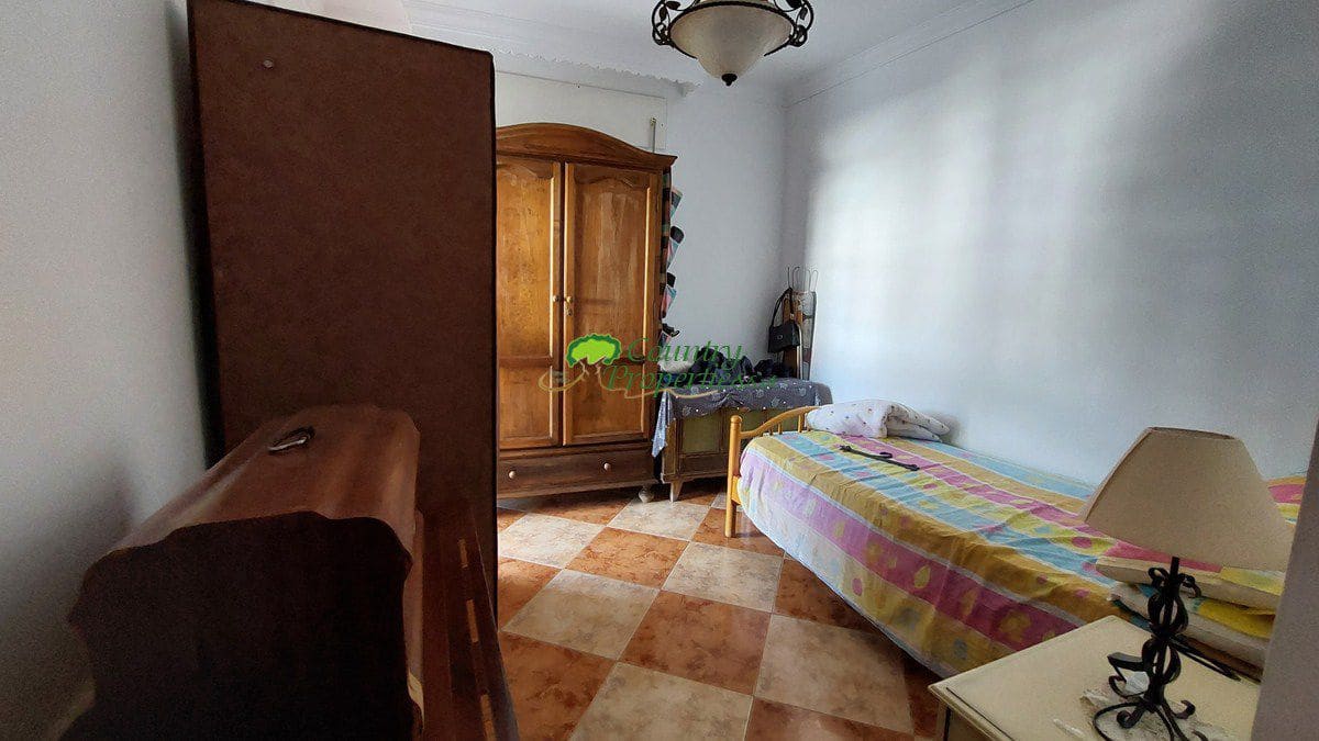 4 bedroom Apartment for sale in Sayalonga with garage - € 230,000 (Ref: 7743325)