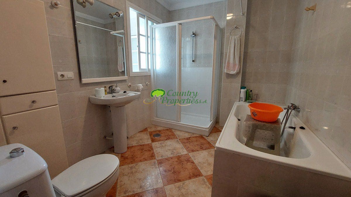 4 bedroom Apartment for sale in Sayalonga with garage - € 230,000 (Ref: 7743325)