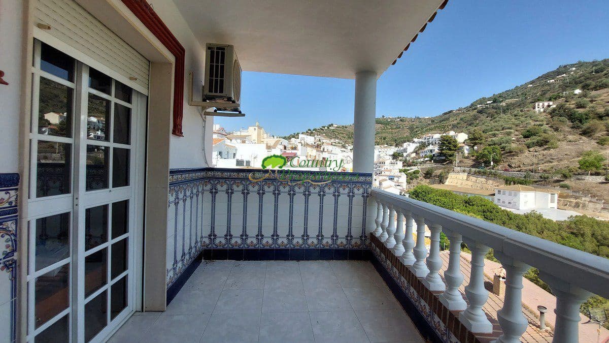 4 bedroom Apartment for sale in Sayalonga with garage - € 230,000 (Ref: 7743325)