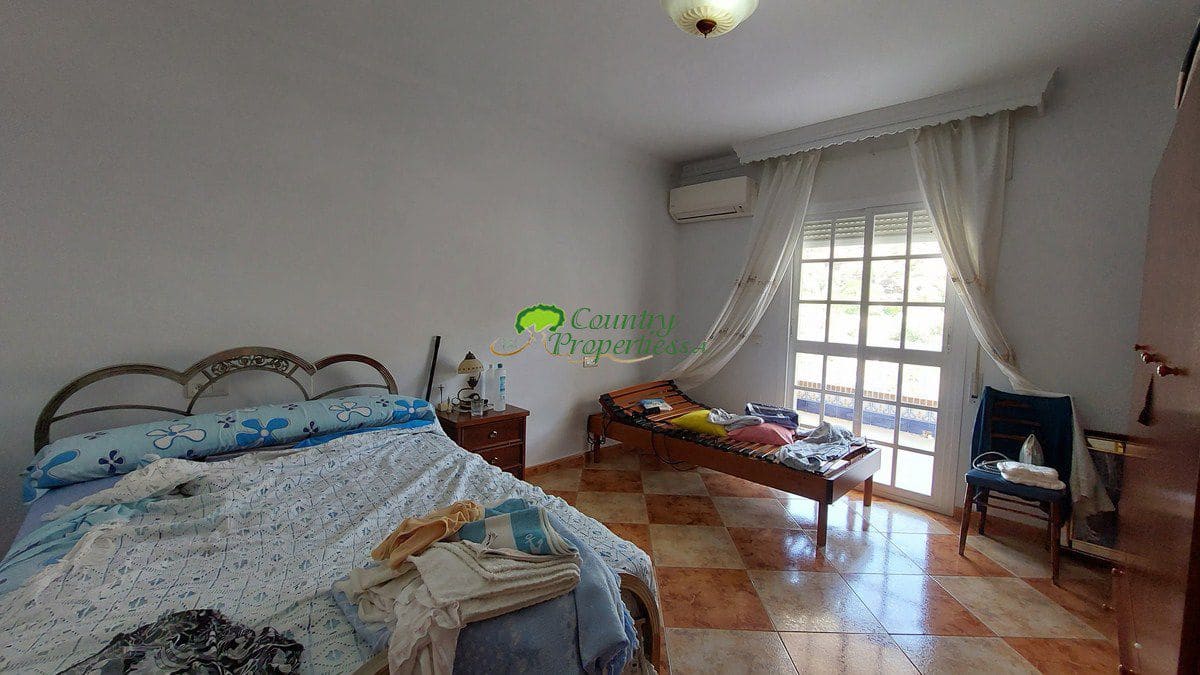 4 bedroom Apartment for sale in Sayalonga with garage - € 230,000 (Ref: 7743325)