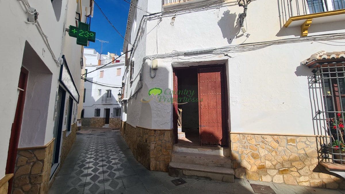 7 bedroom Townhouse for sale in Competa - € 123,500 (Ref: 8062032)