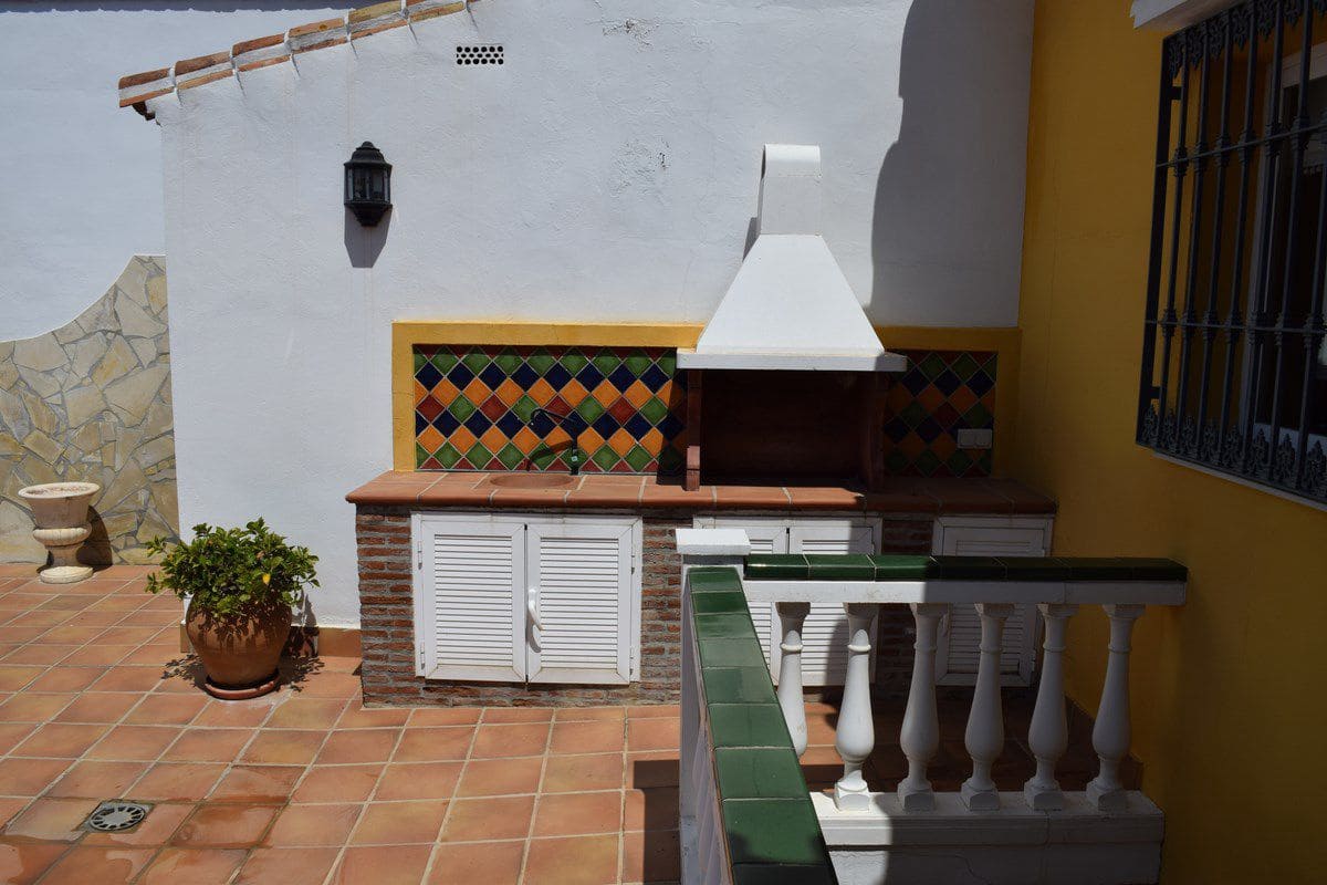 4 bedroom Villa for sale in Velez-Malaga with garage - € 1,200,000 (Ref: 8428428)