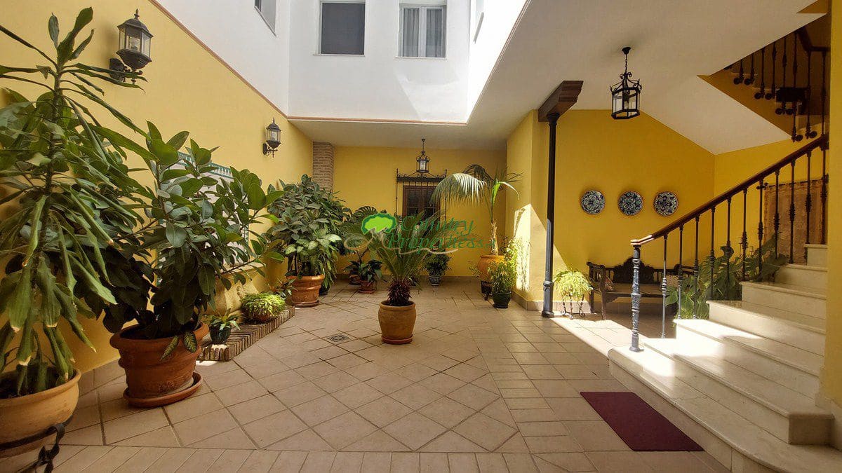 4 bedroom Villa for sale in Velez-Malaga with garage - € 1,200,000 (Ref: 8428428)