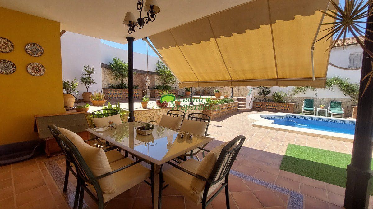 4 bedroom Villa for sale in Velez-Malaga with garage - € 1,200,000 (Ref: 8428428)