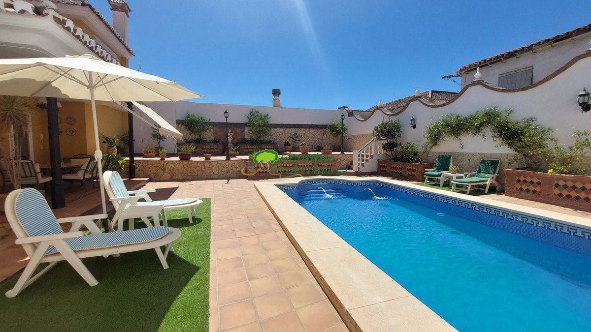 4 bedroom Villa for sale in Velez-Malaga with garage - € 1,200,000 (Ref: 8428428)