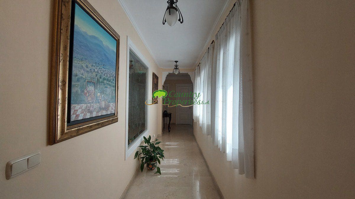 4 bedroom Villa for sale in Velez-Malaga with garage - € 1,200,000 (Ref: 8428428)