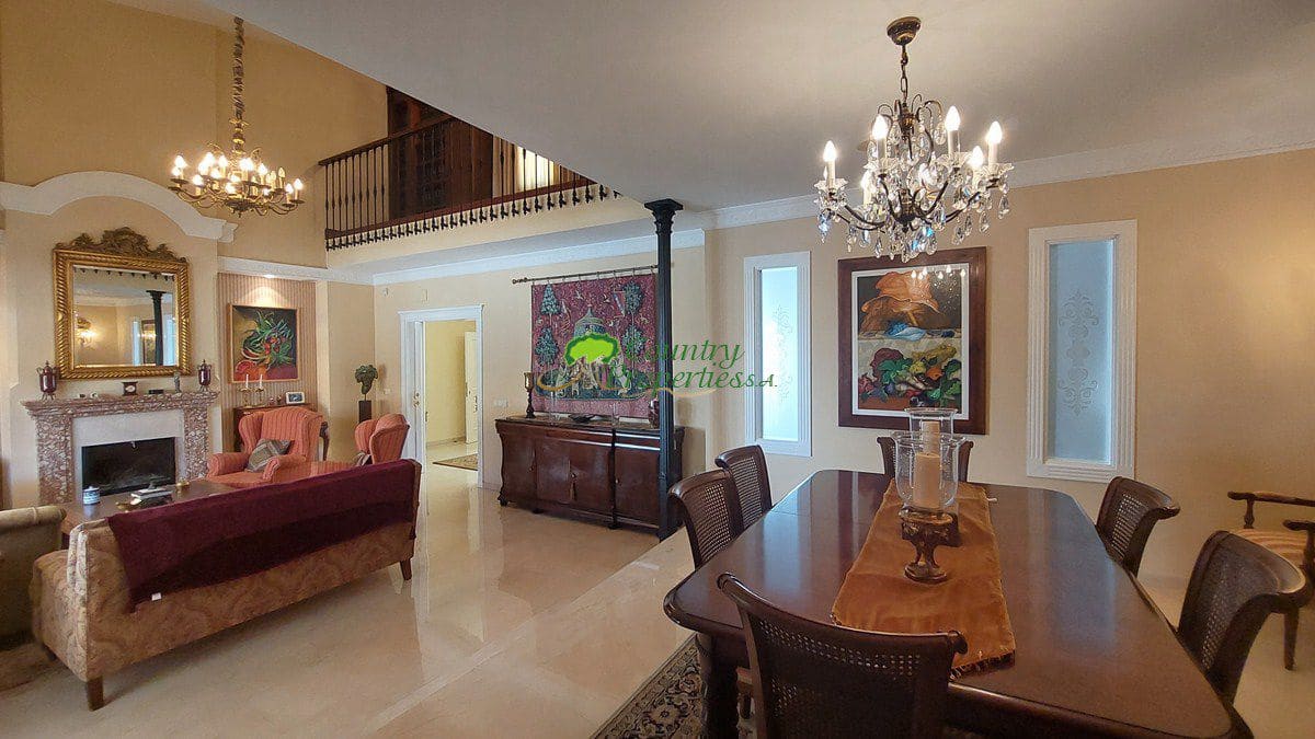 4 bedroom Villa for sale in Velez-Malaga with garage - € 1,200,000 (Ref: 8428428)