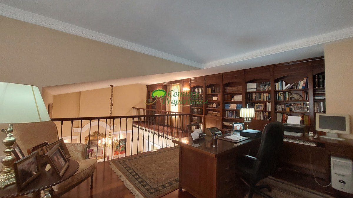 4 bedroom Villa for sale in Velez-Malaga with garage - € 1,200,000 (Ref: 8428428)