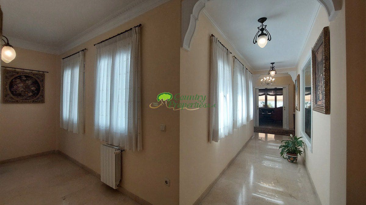 4 bedroom Villa for sale in Velez-Malaga with garage - € 1,200,000 (Ref: 8428428)