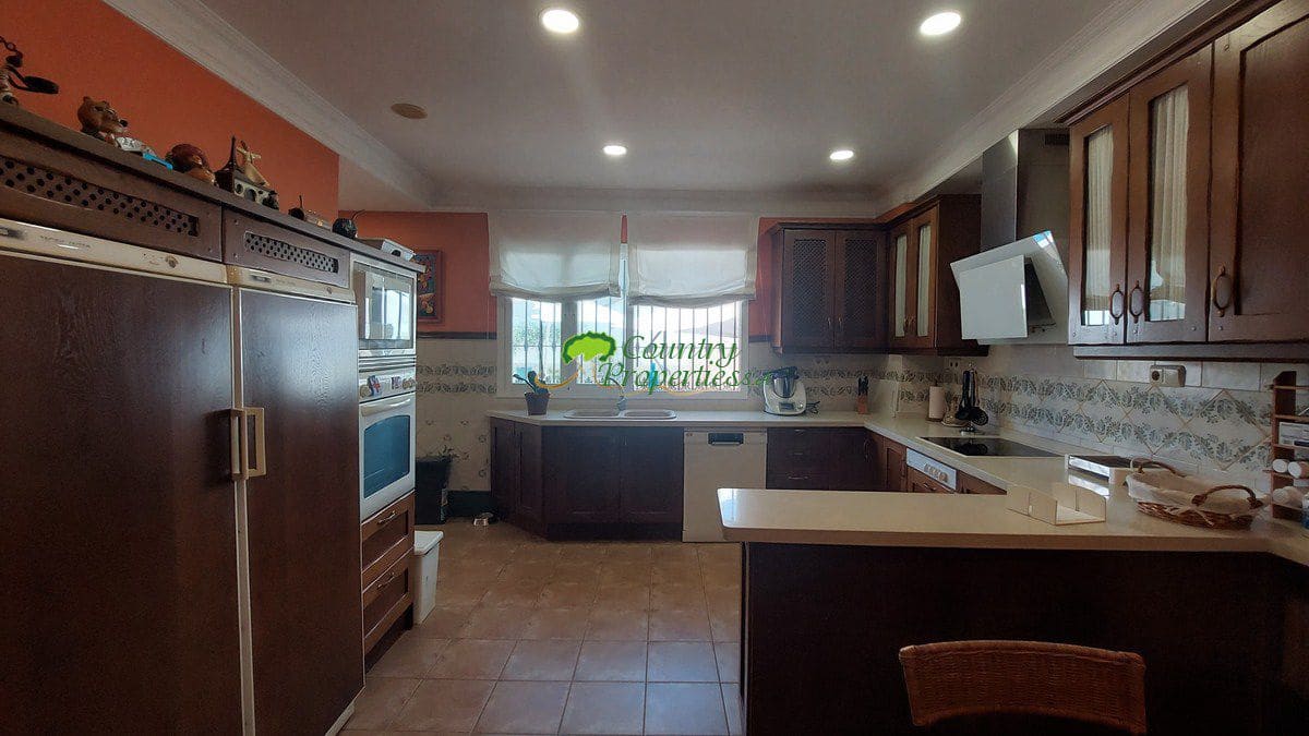 4 bedroom Villa for sale in Velez-Malaga with garage - € 1,200,000 (Ref: 8428428)