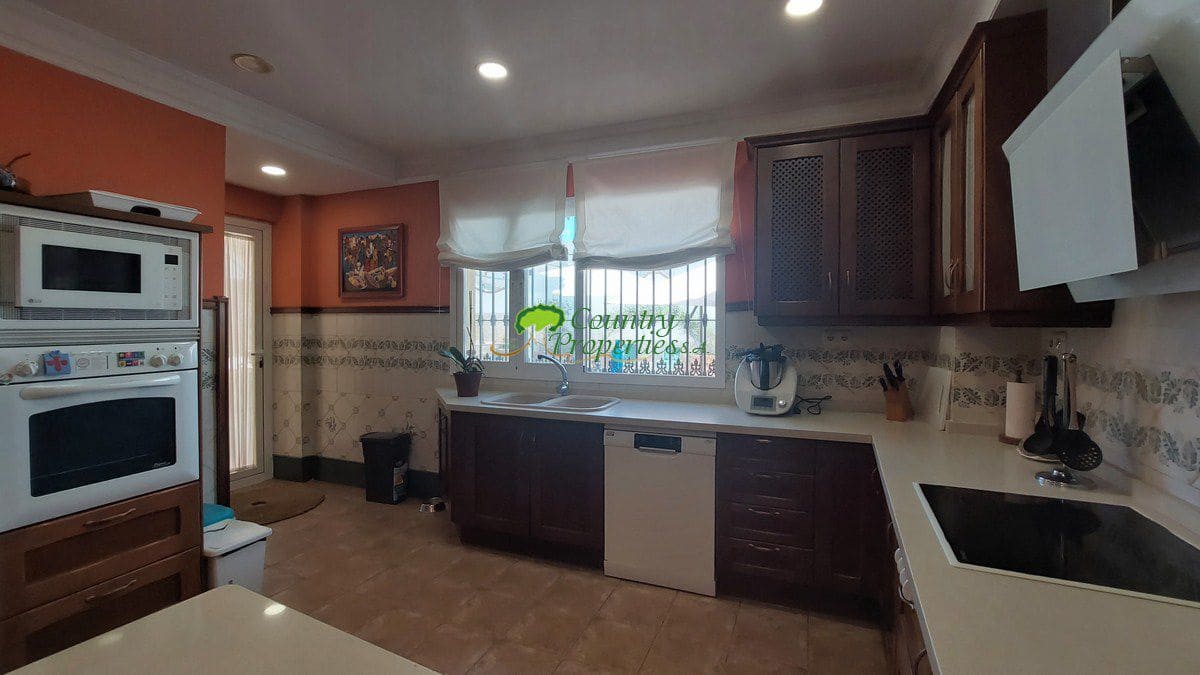 4 bedroom Villa for sale in Velez-Malaga with garage - € 1,200,000 (Ref: 8428428)