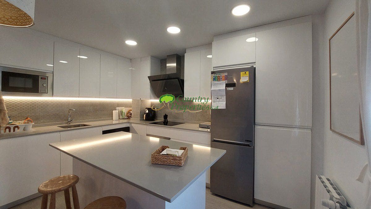 4 bedroom Villa for sale in Velez-Malaga with garage - € 1,200,000 (Ref: 8428428)