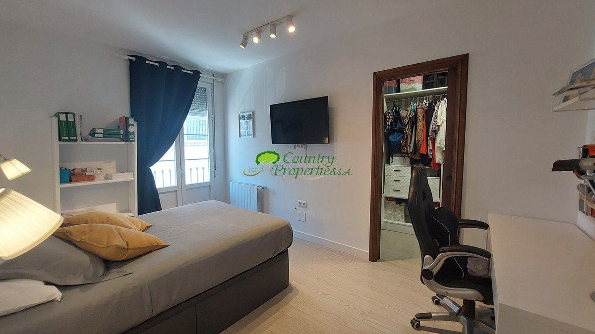 4 bedroom Villa for sale in Velez-Malaga with garage - € 1,200,000 (Ref: 8428428)