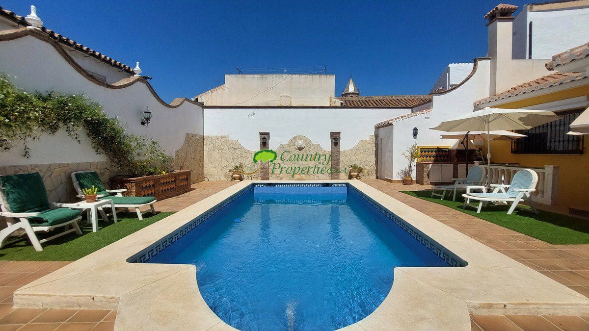 4 bedroom Villa for sale in Velez-Malaga with garage - € 1,200,000 (Ref: 8428428)