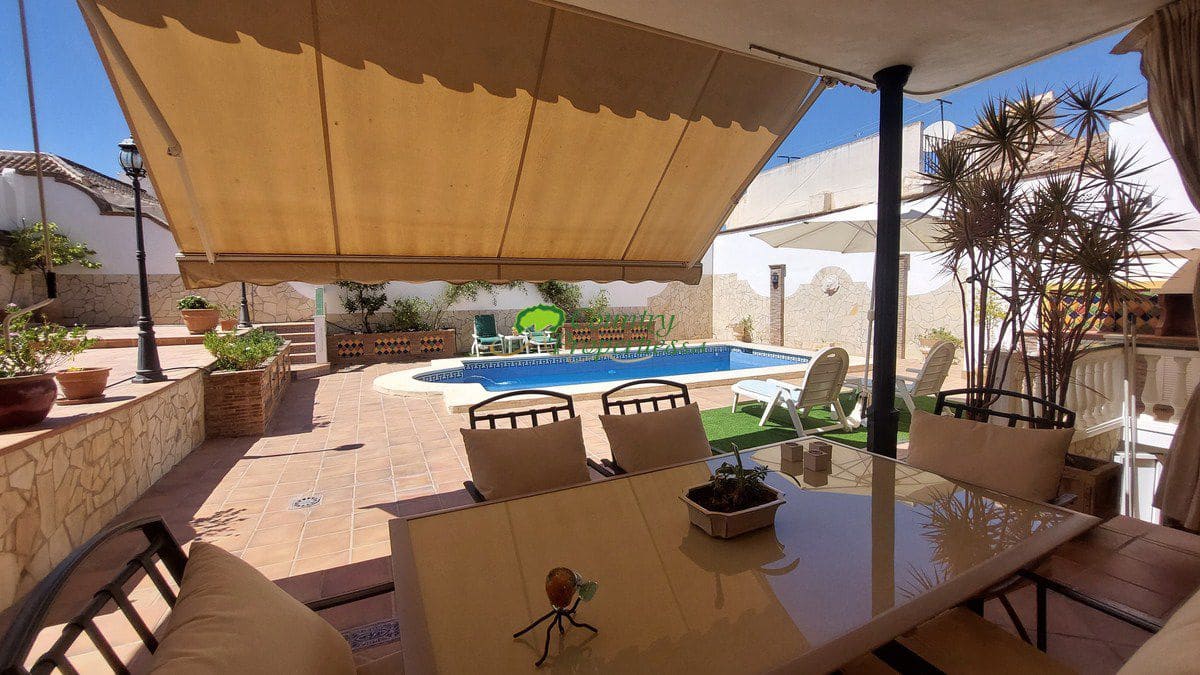 4 bedroom Villa for sale in Velez-Malaga with garage - € 1,200,000 (Ref: 8428428)