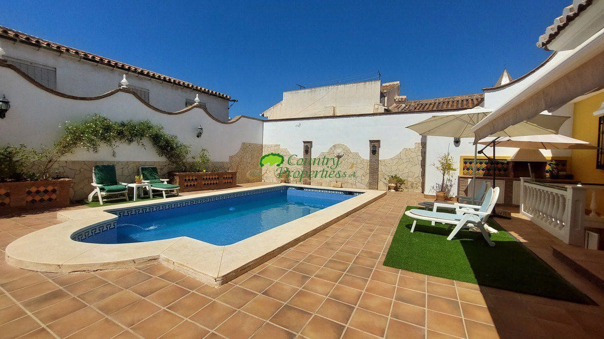 4 bedroom Villa for sale in Velez-Malaga with garage - € 1,200,000 (Ref: 8428428)
