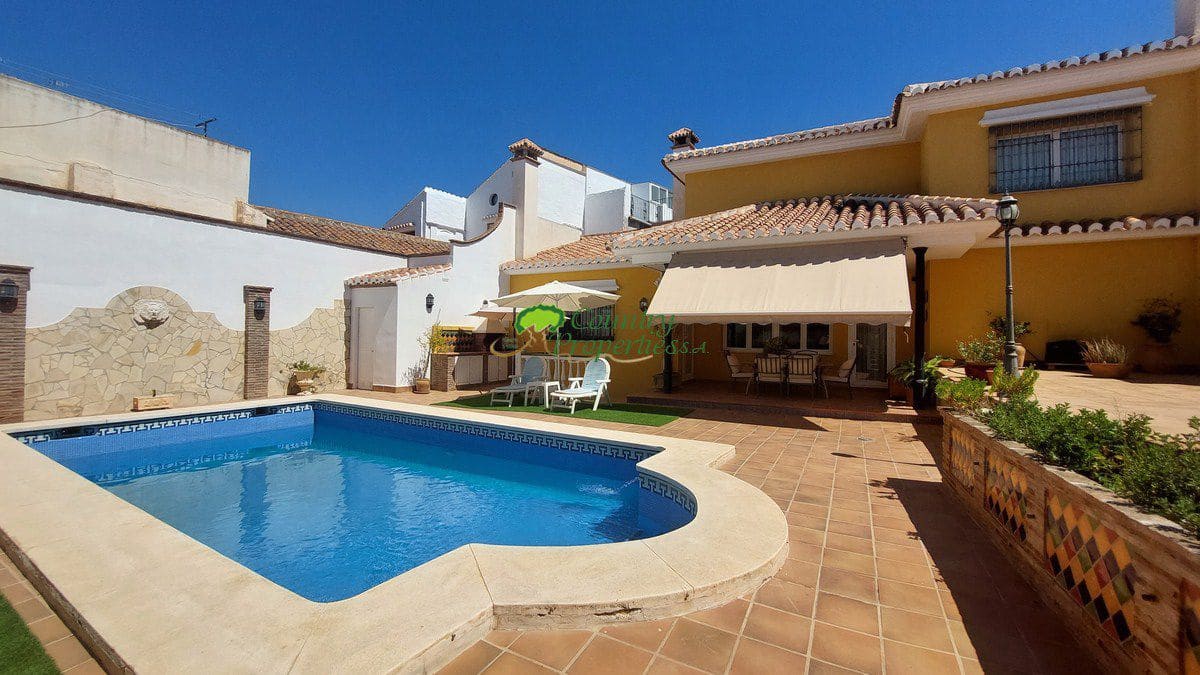 4 bedroom Villa for sale in Velez-Malaga with garage - € 1,200,000 (Ref: 8428428)