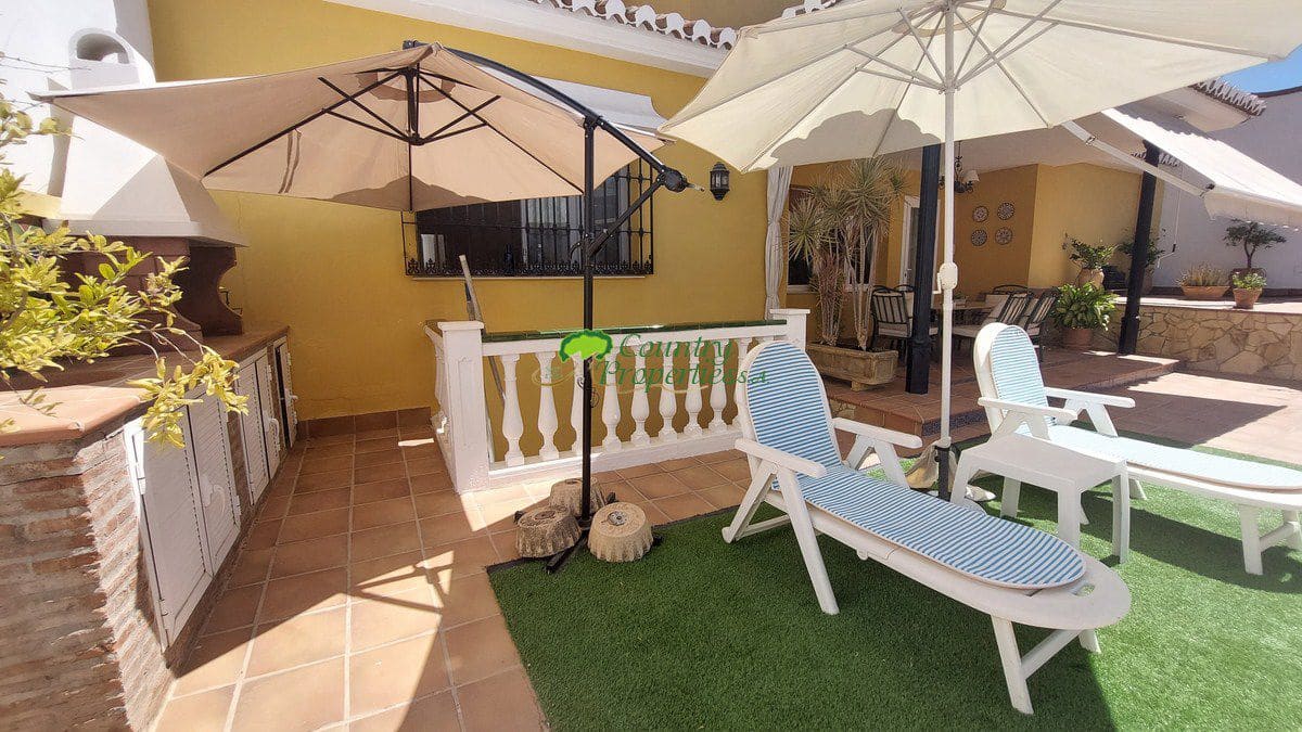 4 bedroom Villa for sale in Velez-Malaga with garage - € 1,200,000 (Ref: 8428428)